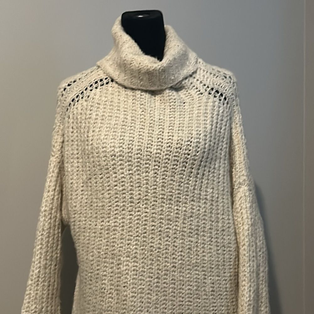 Abercrombie and Fitch Medium cable knit sweater - Picture 3 of 4